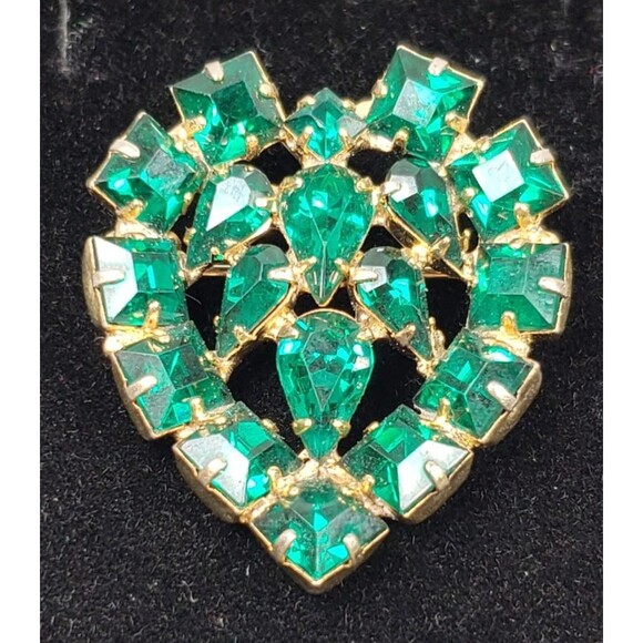 Vintage Emerald Green Rhinestone Heart Prong Set Gold Tone Brooch - Picture 14 of 16